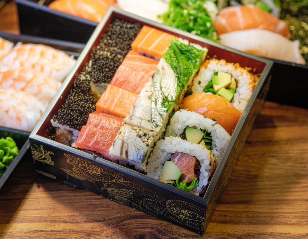 大阪名物の箱寿司。四角い寿司がギチギチに詰め込まれている